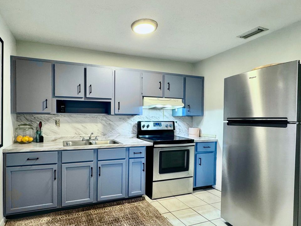 出租: $1,900 (2 贝兹, 1 浴室, 924 平方英尺)