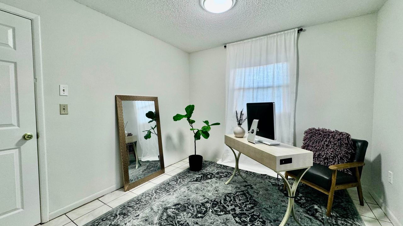 出租: $1,900 (2 贝兹, 1 浴室, 924 平方英尺)