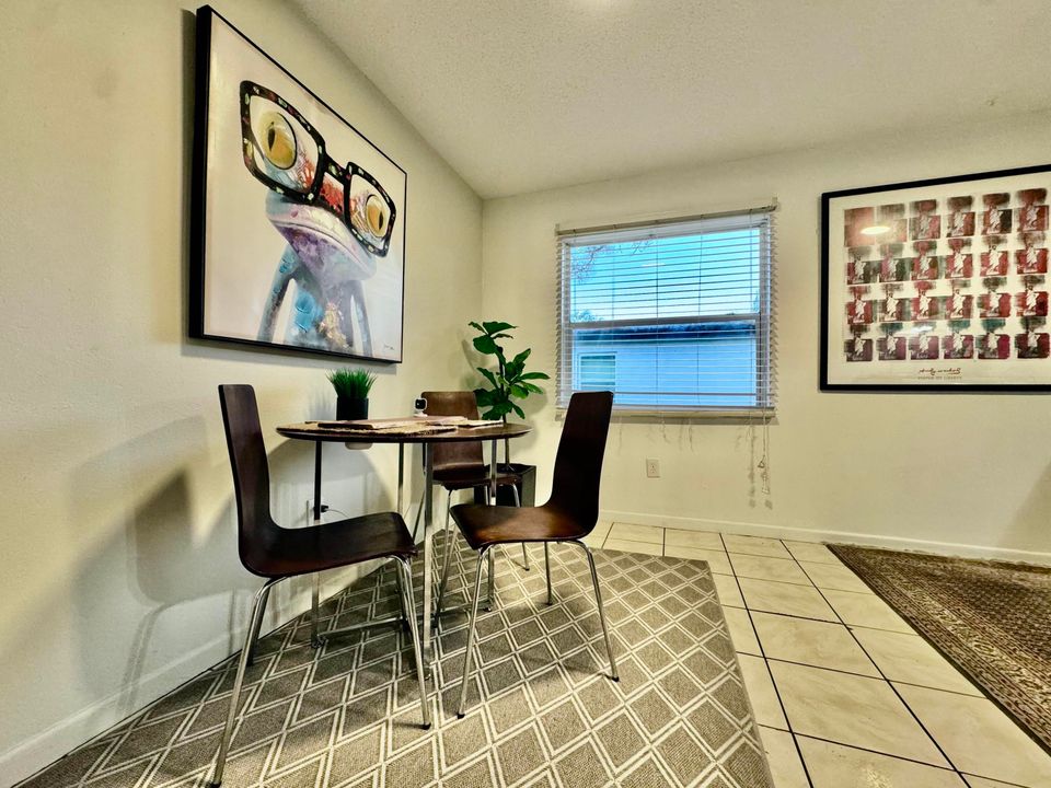 出租: $1,900 (2 贝兹, 1 浴室, 924 平方英尺)