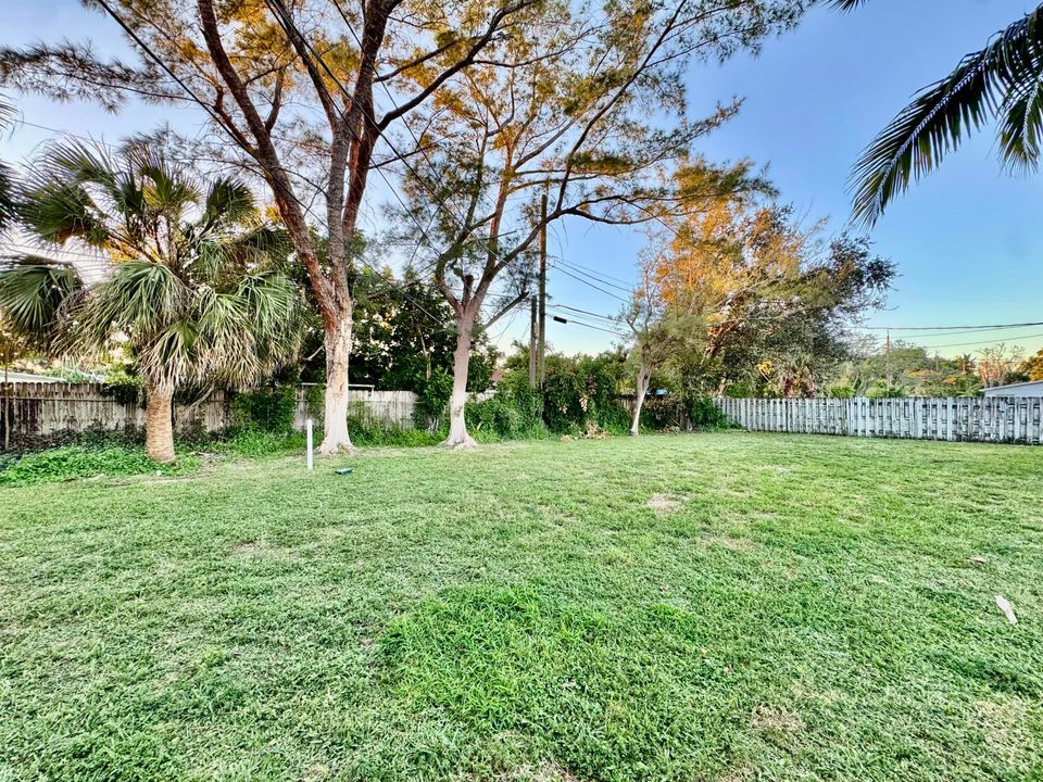 出租: $1,900 (2 贝兹, 1 浴室, 924 平方英尺)