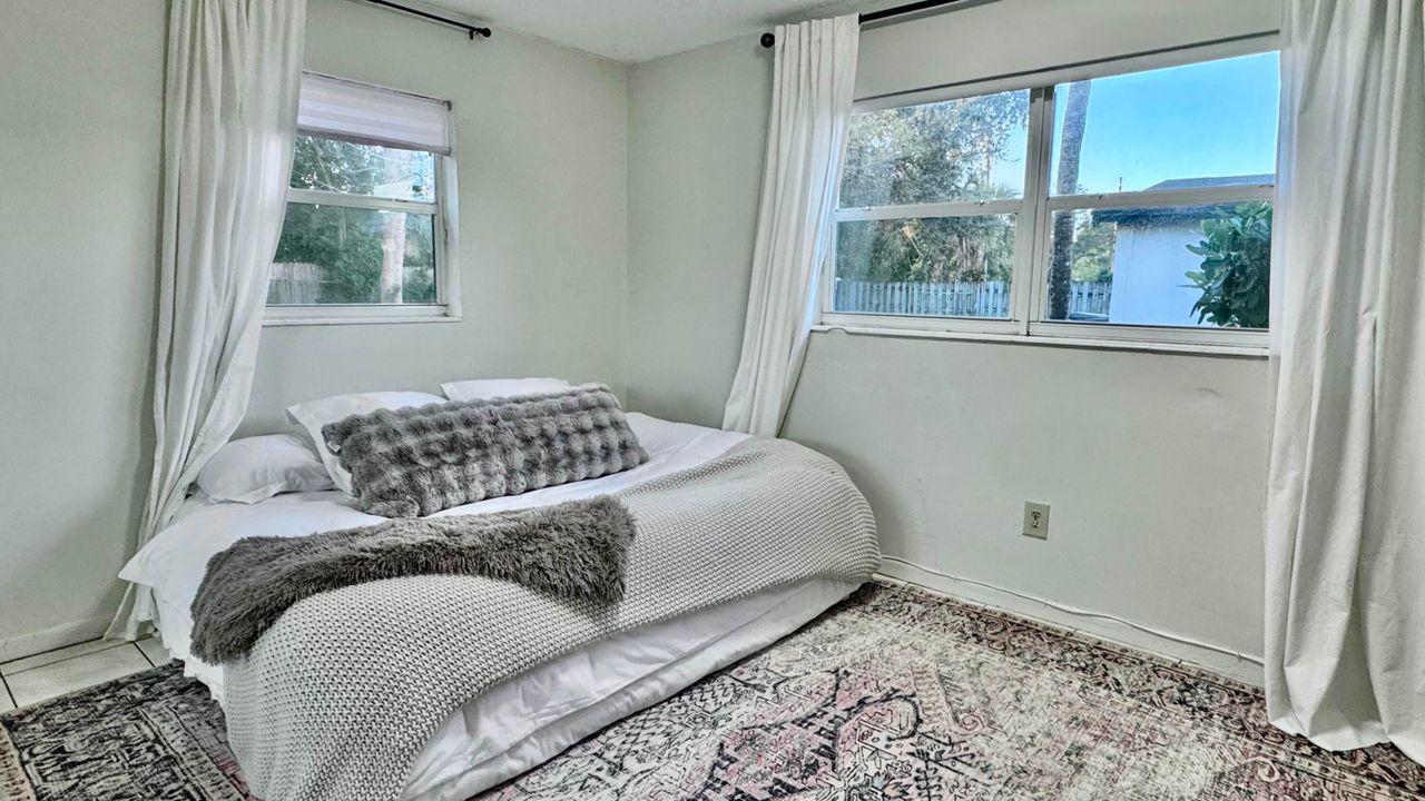 出租: $1,900 (2 贝兹, 1 浴室, 924 平方英尺)