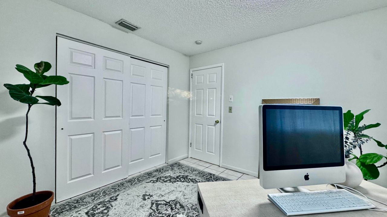 出租: $1,900 (2 贝兹, 1 浴室, 924 平方英尺)