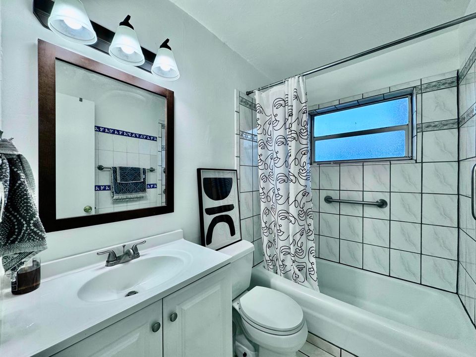 出租: $1,900 (2 贝兹, 1 浴室, 924 平方英尺)