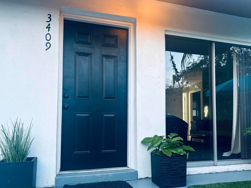 出租: $1,900 (2 贝兹, 1 浴室, 924 平方英尺)