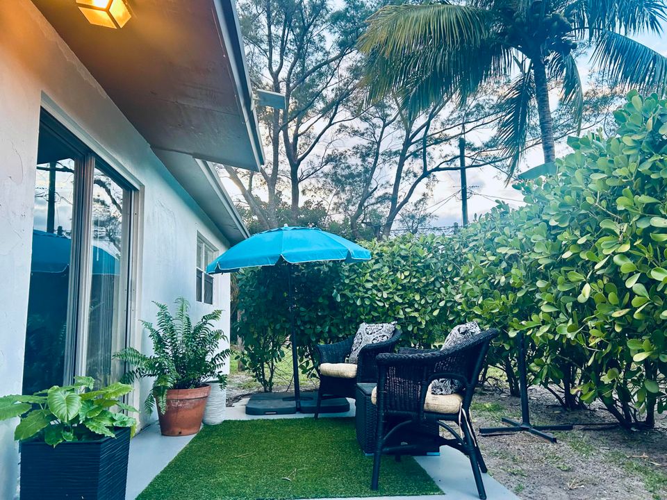 出租: $1,900 (2 贝兹, 1 浴室, 924 平方英尺)