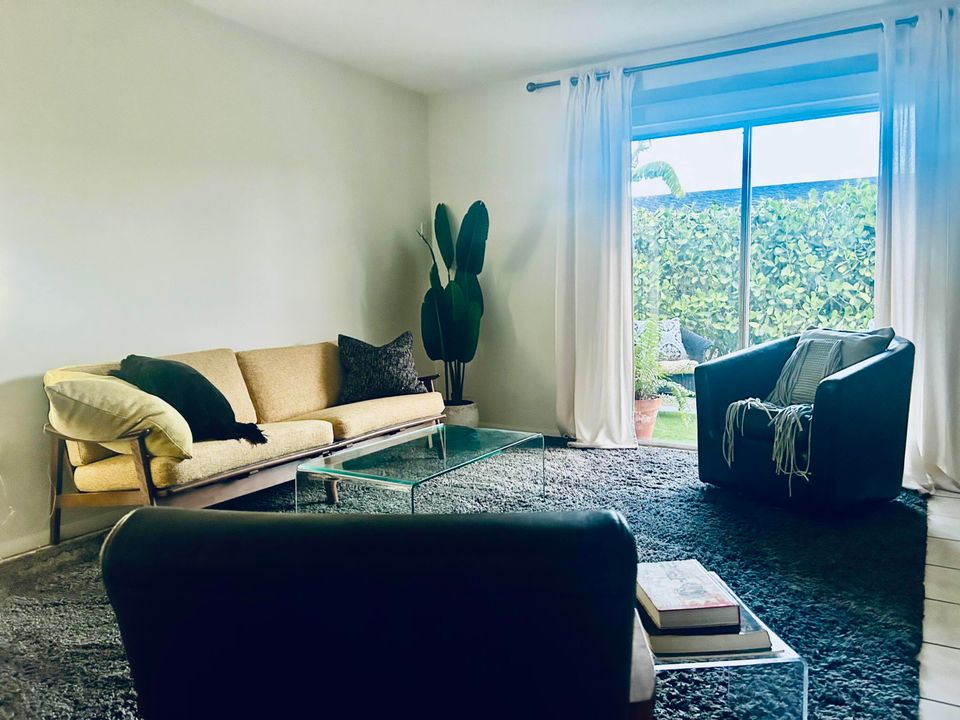 出租: $1,900 (2 贝兹, 1 浴室, 924 平方英尺)