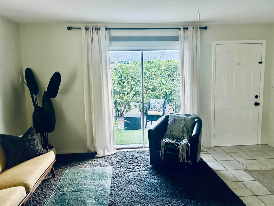 出租: $1,900 (2 贝兹, 1 浴室, 924 平方英尺)