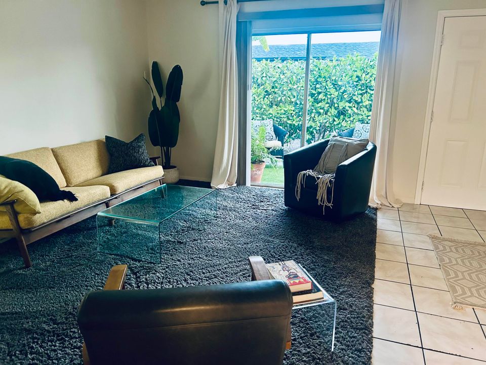 出租: $1,900 (2 贝兹, 1 浴室, 924 平方英尺)