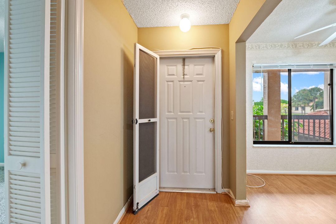 For Sale: $164,000 (2 beds, 2 baths, 1170 Square Feet)