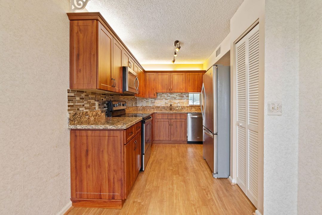 For Sale: $164,000 (2 beds, 2 baths, 1170 Square Feet)