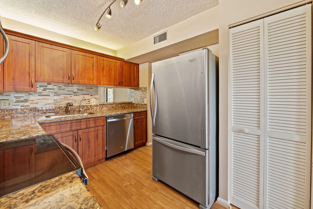 For Sale: $164,000 (2 beds, 2 baths, 1170 Square Feet)