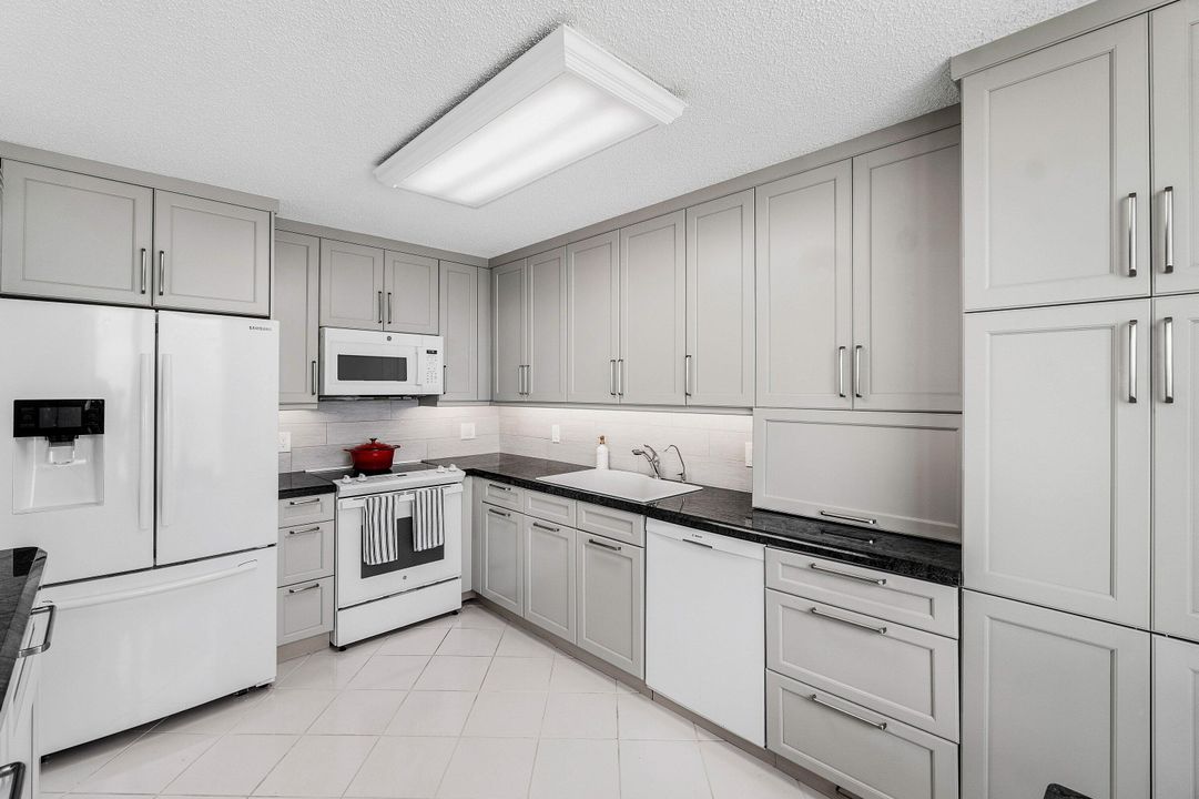 For Sale: $1,500,000 (2 beds, 2 baths, 1400 Square Feet)