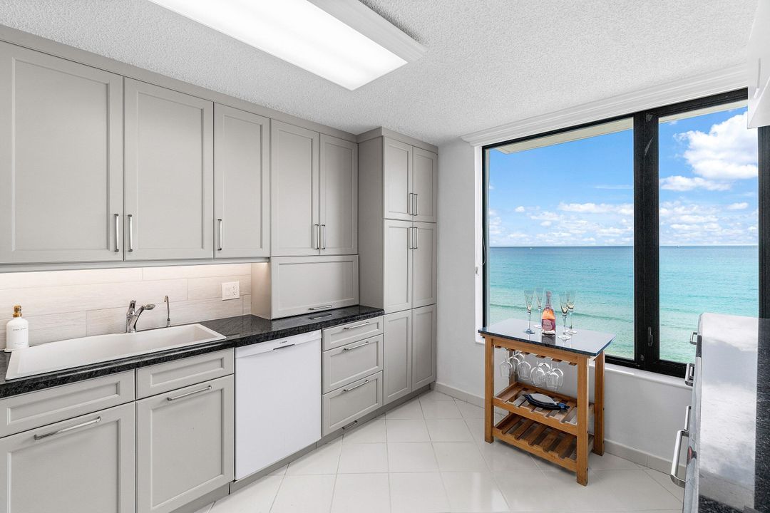 For Sale: $1,500,000 (2 beds, 2 baths, 1400 Square Feet)