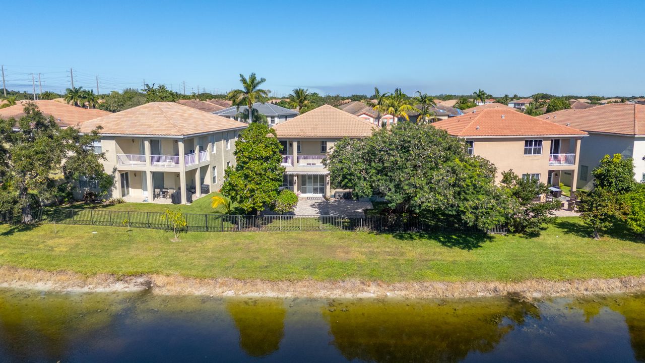 合同活跃: $699,000 (4 贝兹, 3 浴室, 3130 平方英尺)