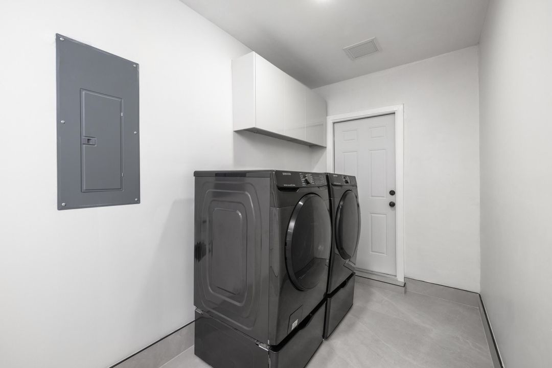 For Sale: $1,275,000 (5 beds, 3 baths, 2685 Square Feet)