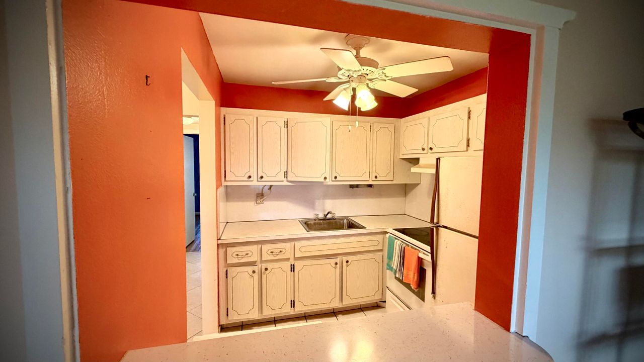 For Sale: $119,990 (1 beds, 1 baths, 570 Square Feet)