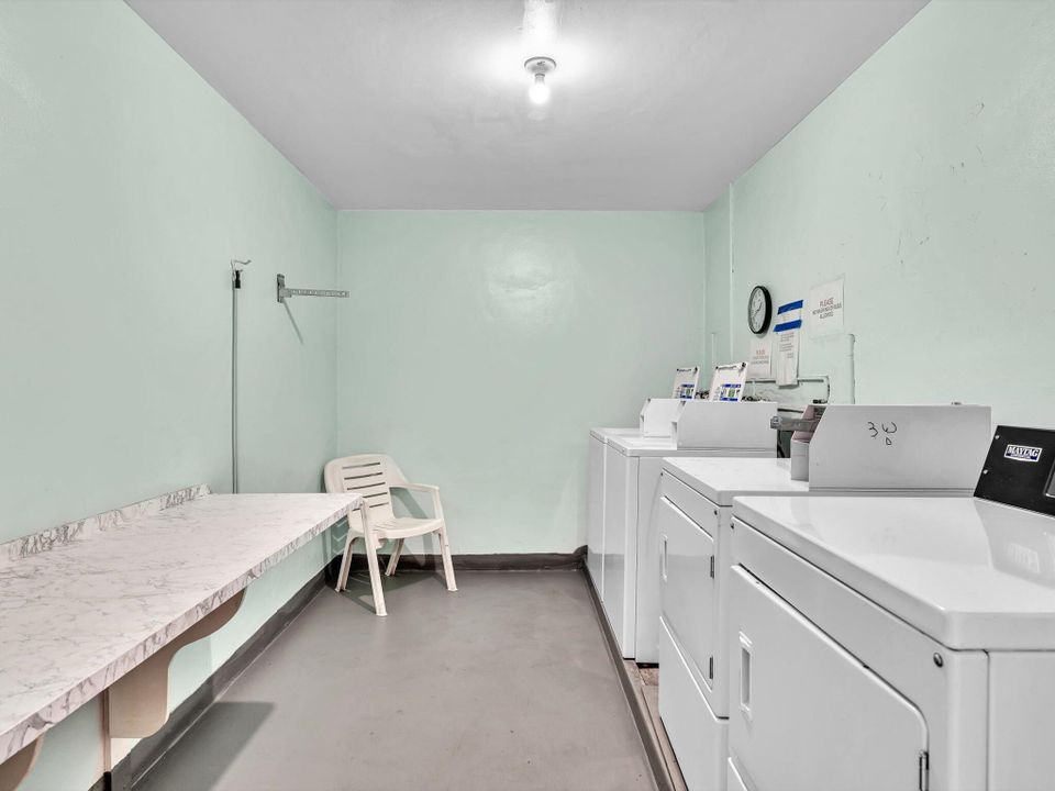 Active With Contract: $90,000 (1 beds, 1 baths, 727 Square Feet)