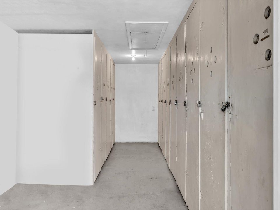 Active With Contract: $90,000 (1 beds, 1 baths, 727 Square Feet)