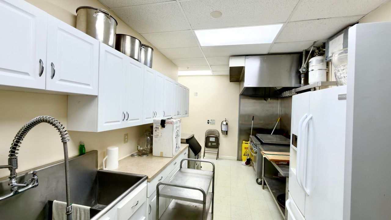 For Sale: $119,990 (1 beds, 1 baths, 570 Square Feet)