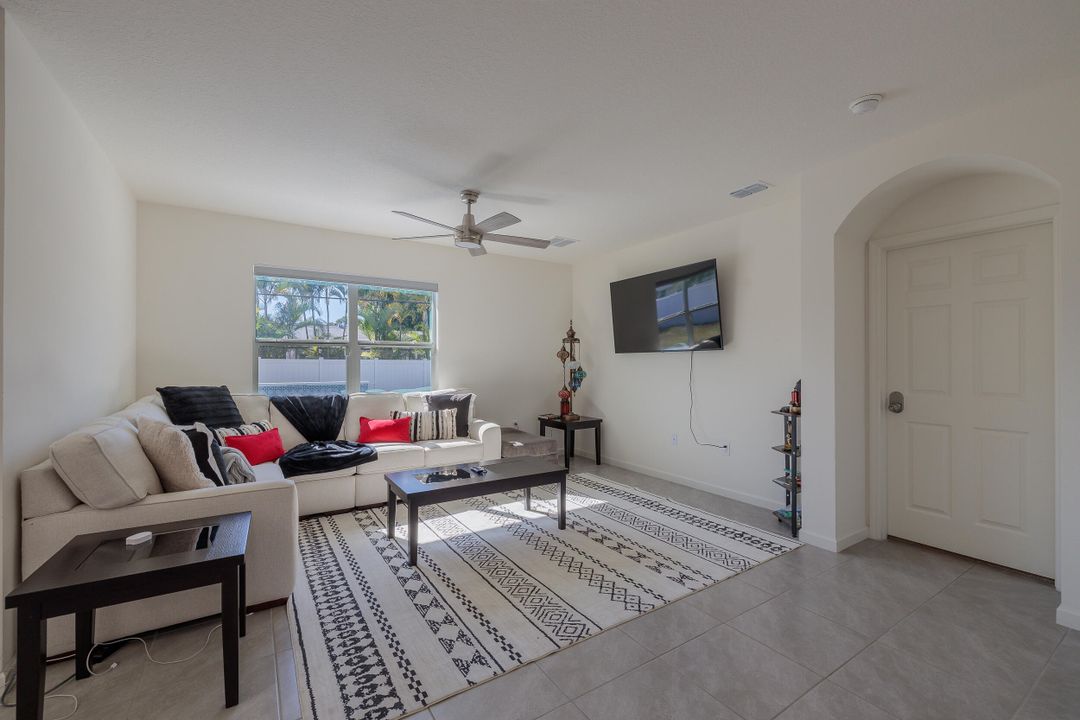 В аренду: $3,200 (4 спален, 2 ванн, 1827 Квадратных фут)