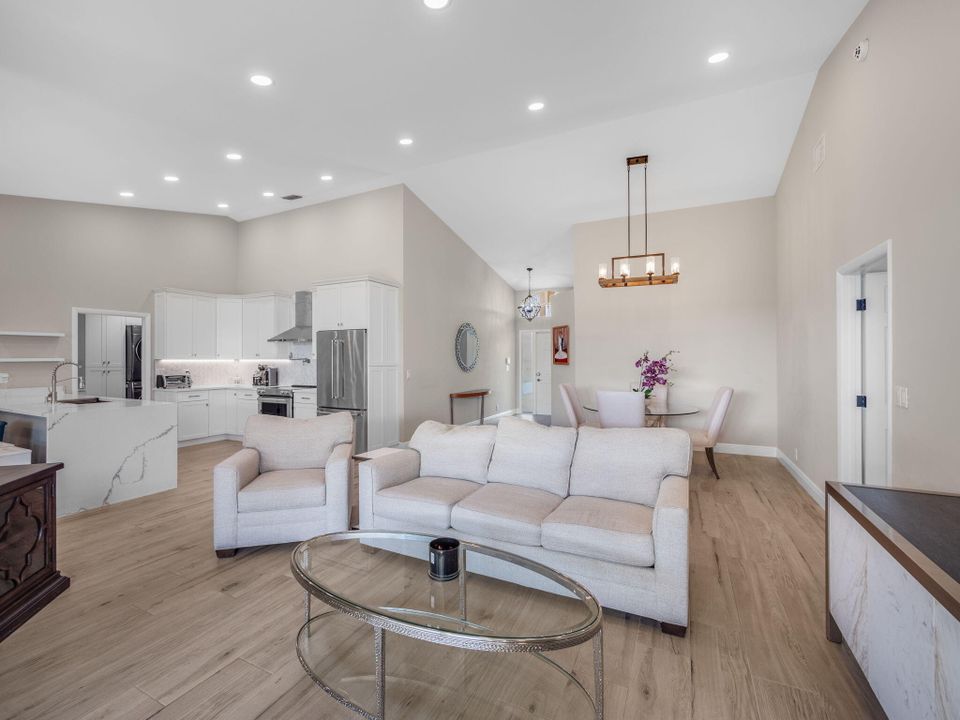 合同活跃: $664,900 (3 贝兹, 2 浴室, 1801 平方英尺)