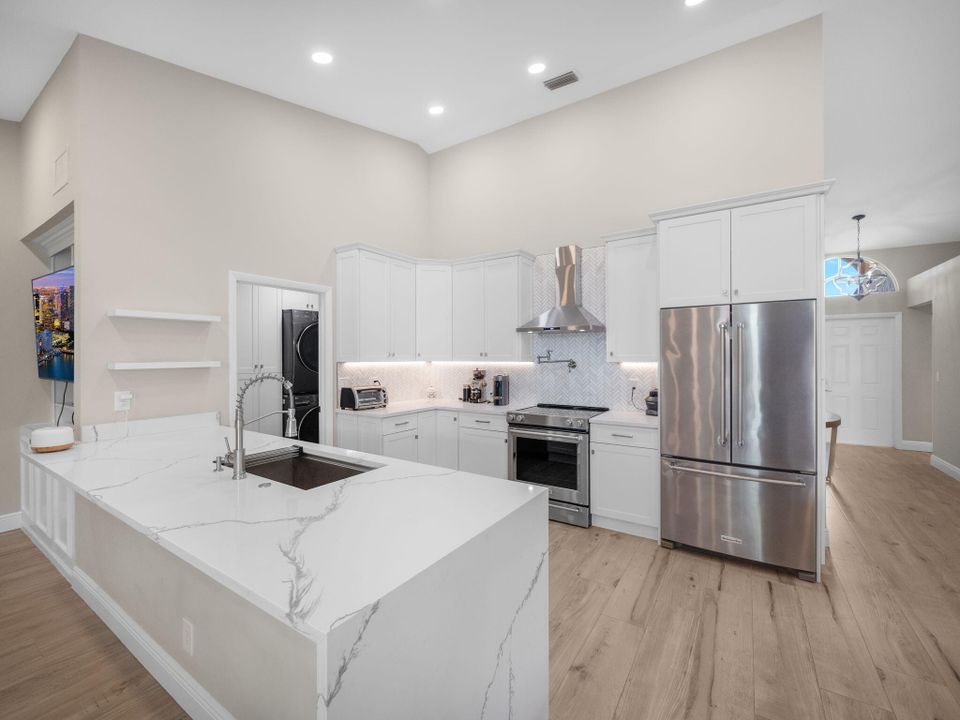 合同活跃: $664,900 (3 贝兹, 2 浴室, 1801 平方英尺)