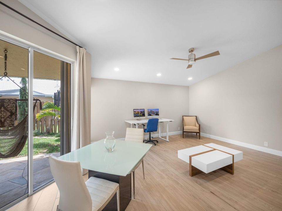 合同活跃: $664,900 (3 贝兹, 2 浴室, 1801 平方英尺)