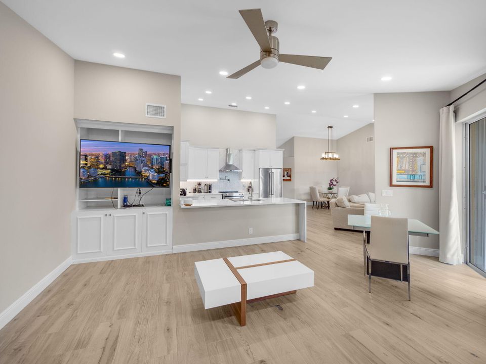 合同活跃: $664,900 (3 贝兹, 2 浴室, 1801 平方英尺)