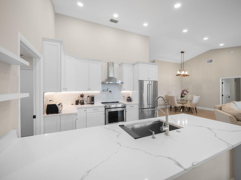 合同活跃: $664,900 (3 贝兹, 2 浴室, 1801 平方英尺)