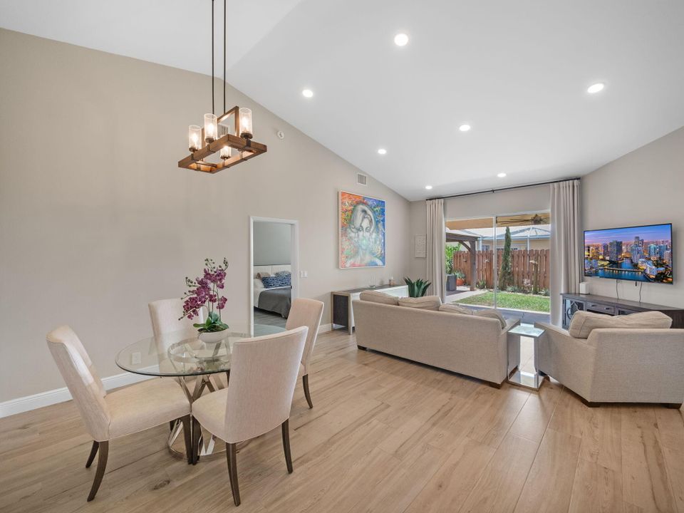 合同活跃: $664,900 (3 贝兹, 2 浴室, 1801 平方英尺)