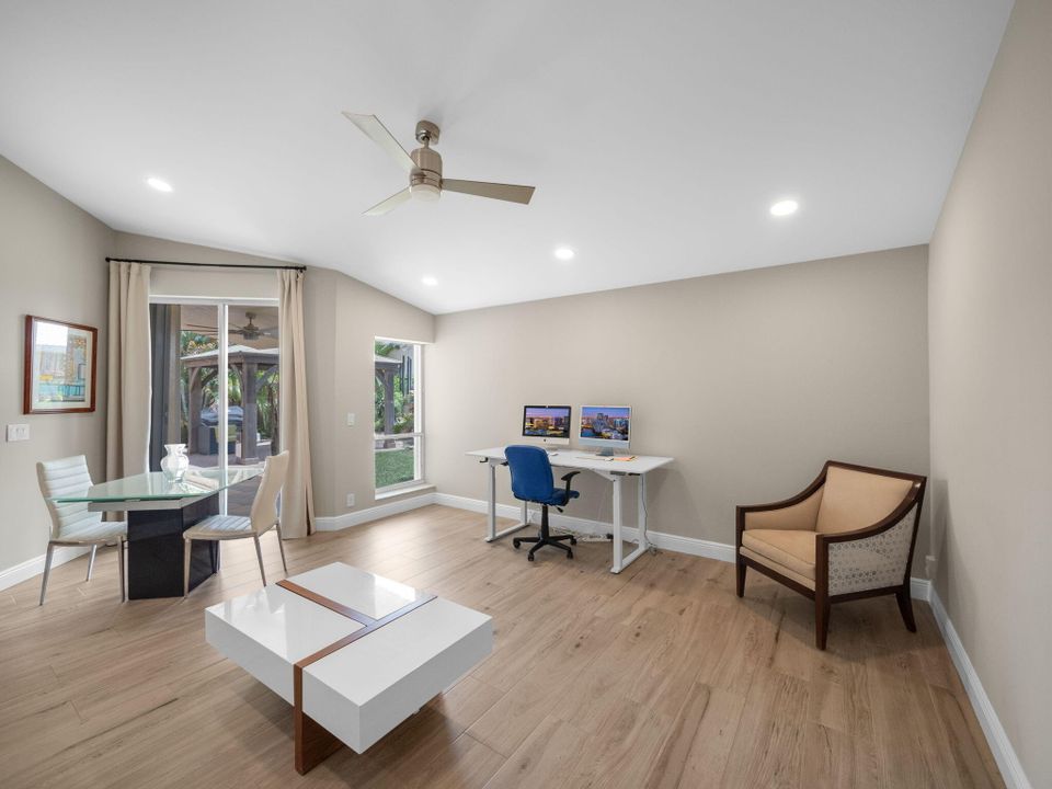 合同活跃: $664,900 (3 贝兹, 2 浴室, 1801 平方英尺)