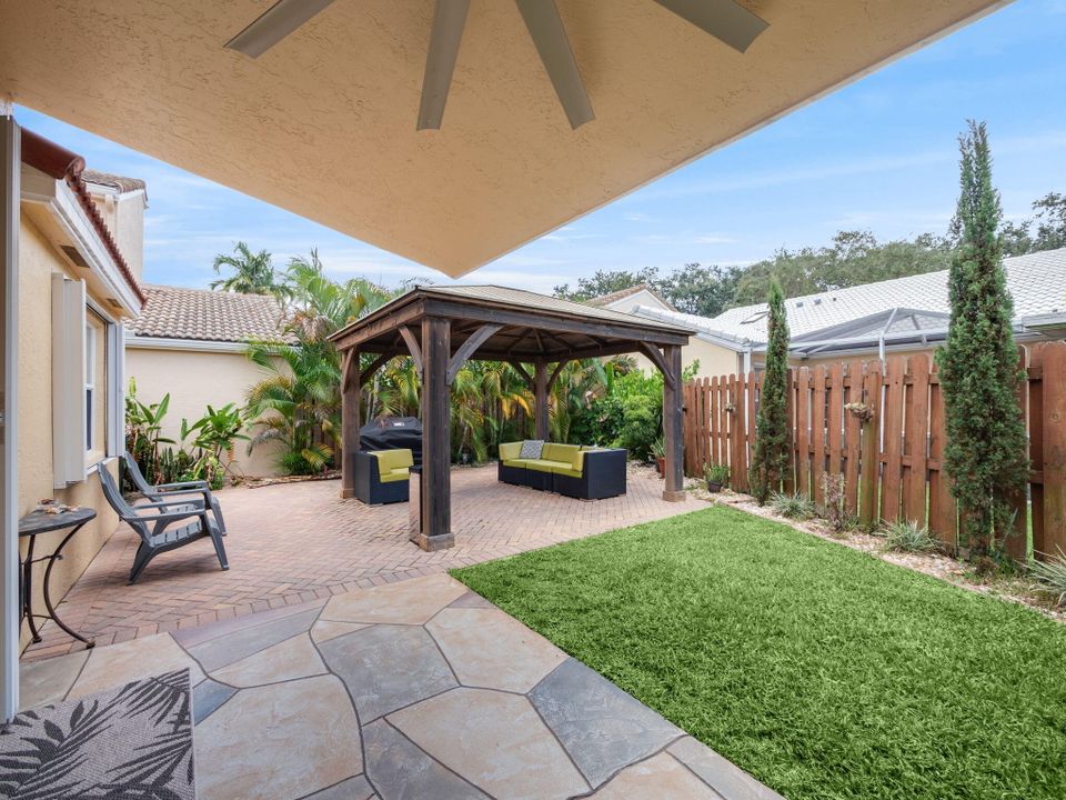 合同活跃: $664,900 (3 贝兹, 2 浴室, 1801 平方英尺)