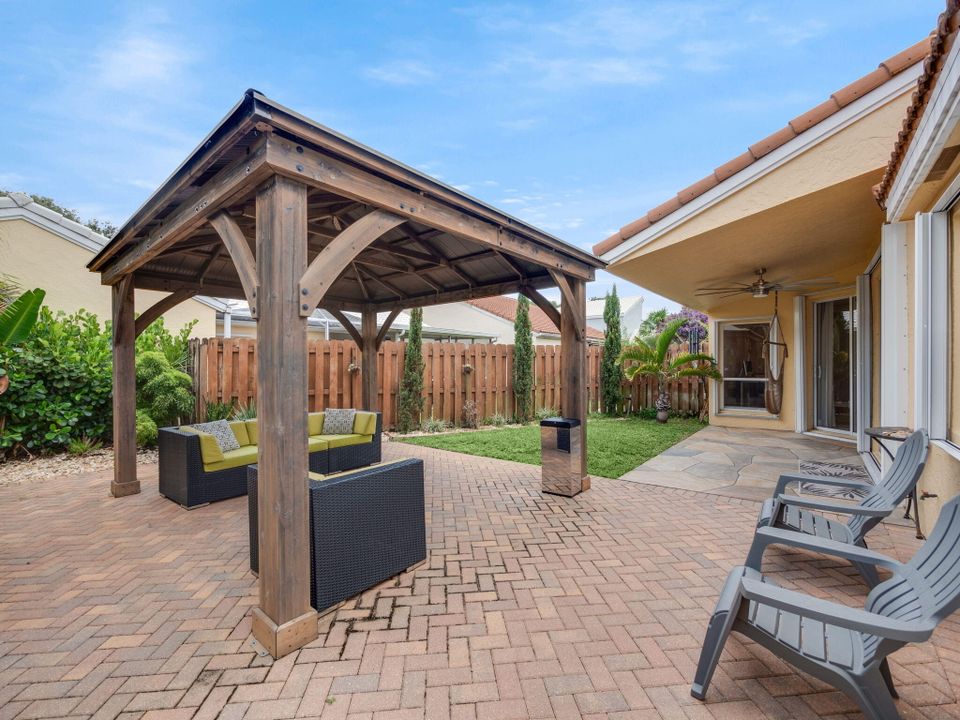 合同活跃: $664,900 (3 贝兹, 2 浴室, 1801 平方英尺)