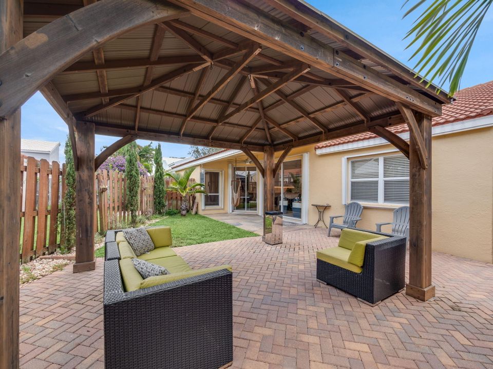 合同活跃: $664,900 (3 贝兹, 2 浴室, 1801 平方英尺)