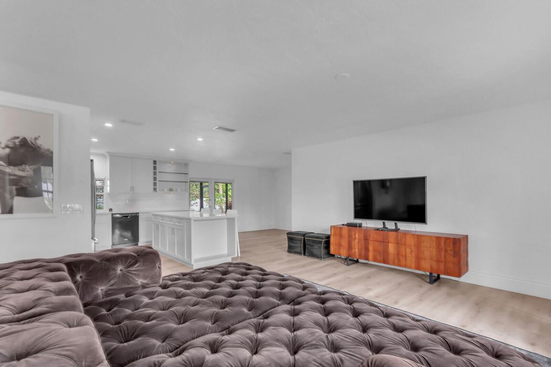 For Sale: $769,900 (2 beds, 2 baths, 1268 Square Feet)