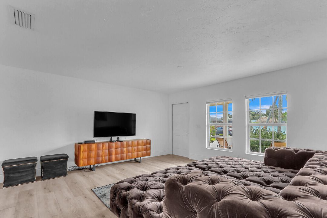 For Sale: $769,900 (2 beds, 2 baths, 1268 Square Feet)