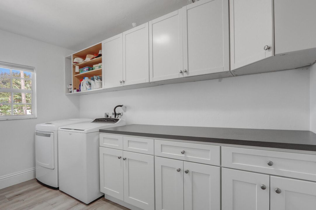 For Sale: $769,900 (2 beds, 2 baths, 1268 Square Feet)