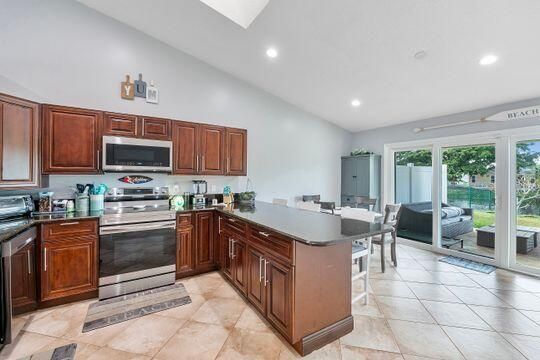 待售: $462,845 (2 贝兹, 2 浴室, 1382 平方英尺)