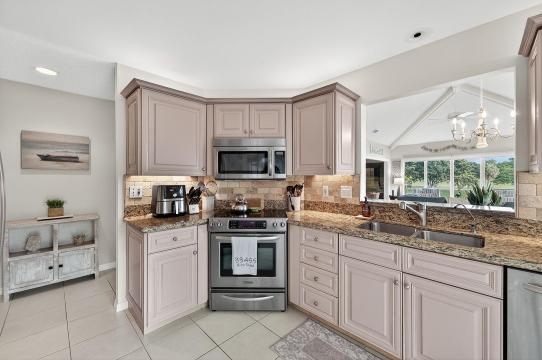 На продажу: $421,900 (3 спален, 2 ванн, 1612 Квадратных фут)