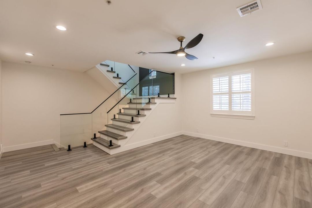 出租: $6,400 (3 贝兹, 3 浴室, 2046 平方英尺)