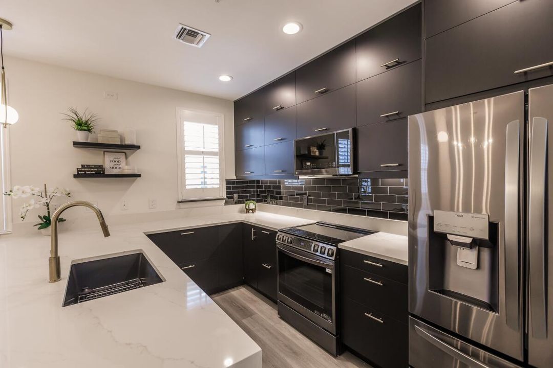 出租: $6,400 (3 贝兹, 3 浴室, 2046 平方英尺)