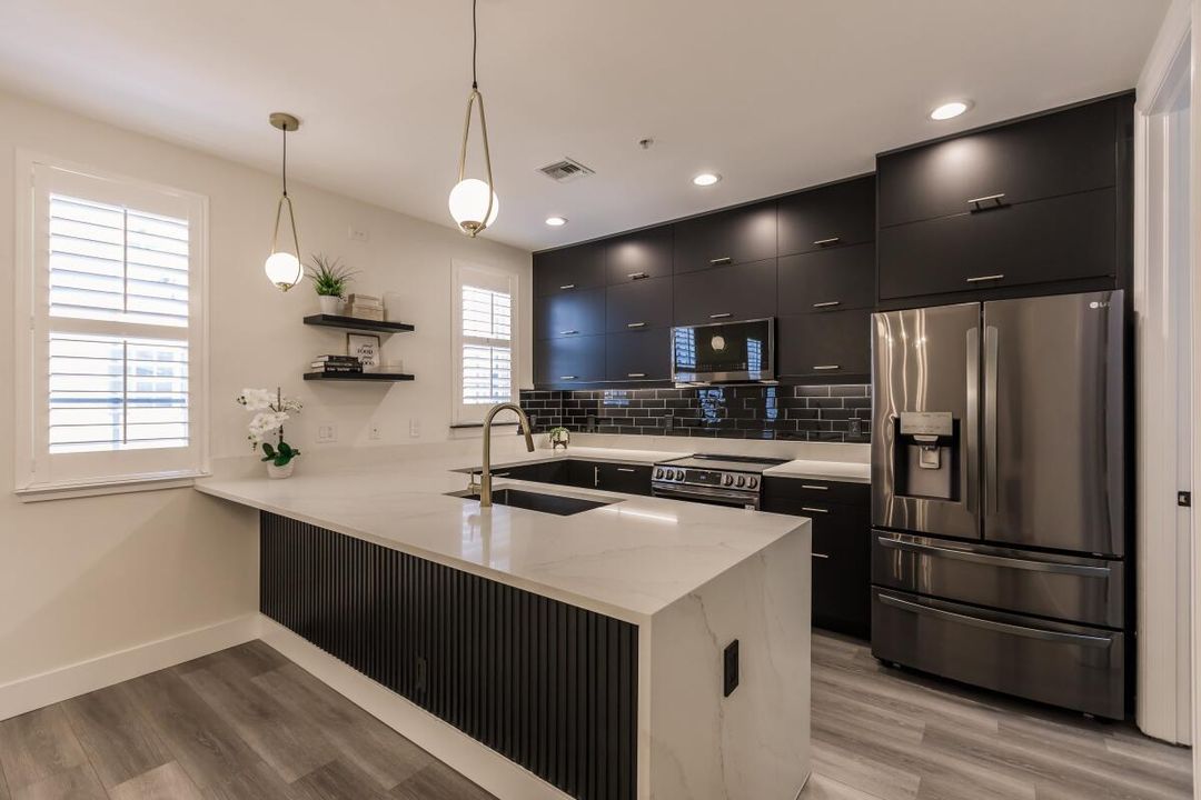 出租: $6,400 (3 贝兹, 3 浴室, 2046 平方英尺)