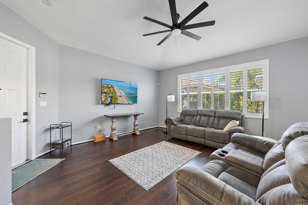 For Sale: $425,000 (2 beds, 2 baths, 1482 Square Feet)