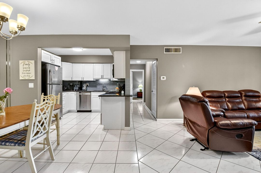Active With Contract: $2,500 (2 beds, 2 baths, 1008 Square Feet)