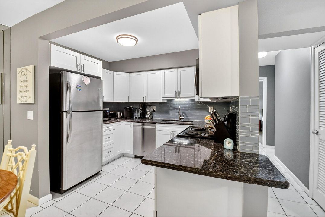 Active With Contract: $2,500 (2 beds, 2 baths, 1008 Square Feet)