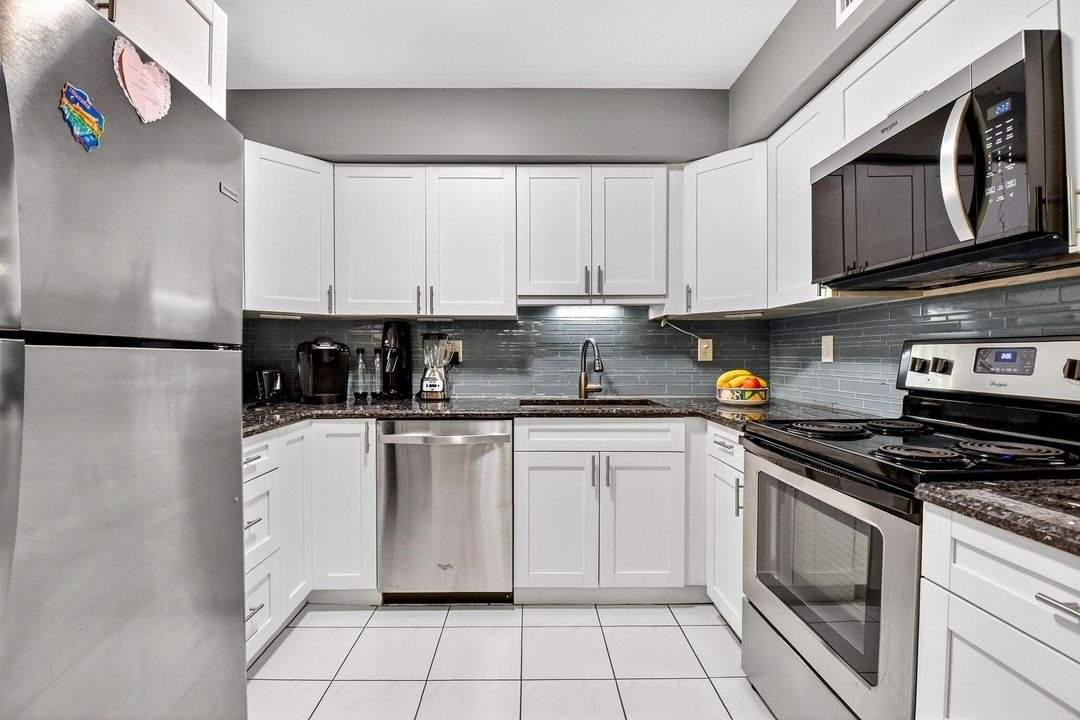 Active With Contract: $2,500 (2 beds, 2 baths, 1008 Square Feet)