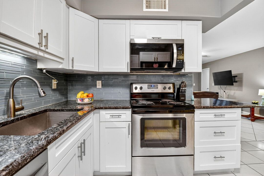 Active With Contract: $2,500 (2 beds, 2 baths, 1008 Square Feet)