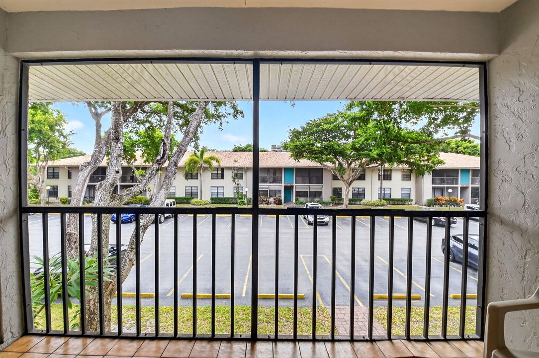 Active With Contract: $2,500 (2 beds, 2 baths, 1008 Square Feet)