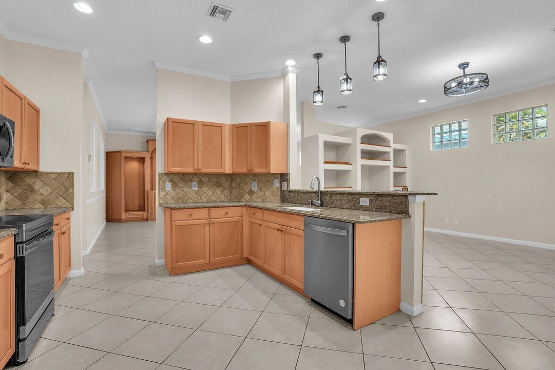 В аренду: $2,800 (3 спален, 2 ванн, 2303 Квадратных фут)