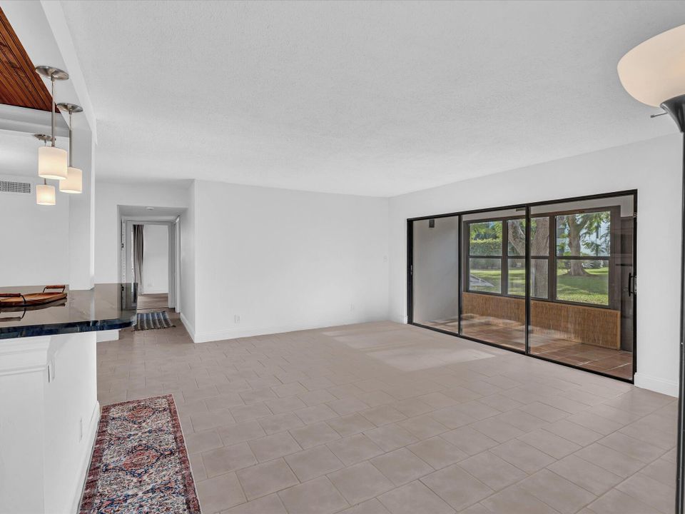 合同活跃: $2,500 (2 贝兹, 2 浴室, 1056 平方英尺)